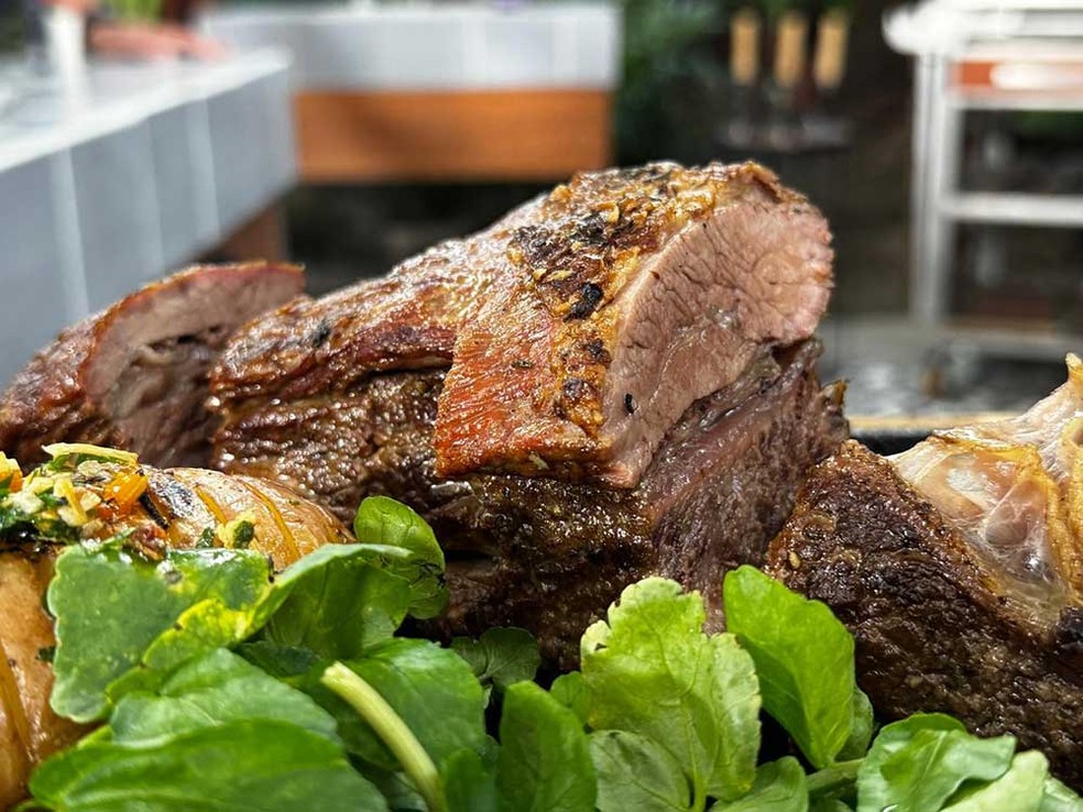 Costela com batata hasselback do Thiago Oliveira finalizada na brasa