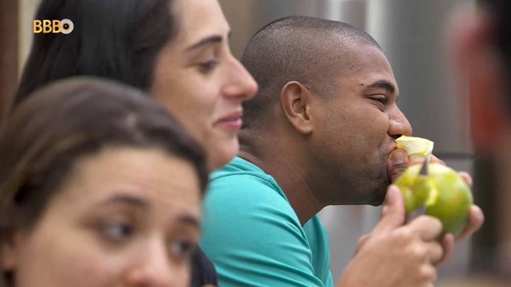 Brothers comem laranja na Xepa do BBB 24: saiba por que o hábito faz bem