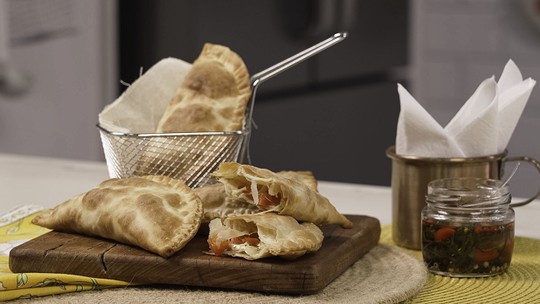 Pastéis sendo preparados na air fryer para uma festa.