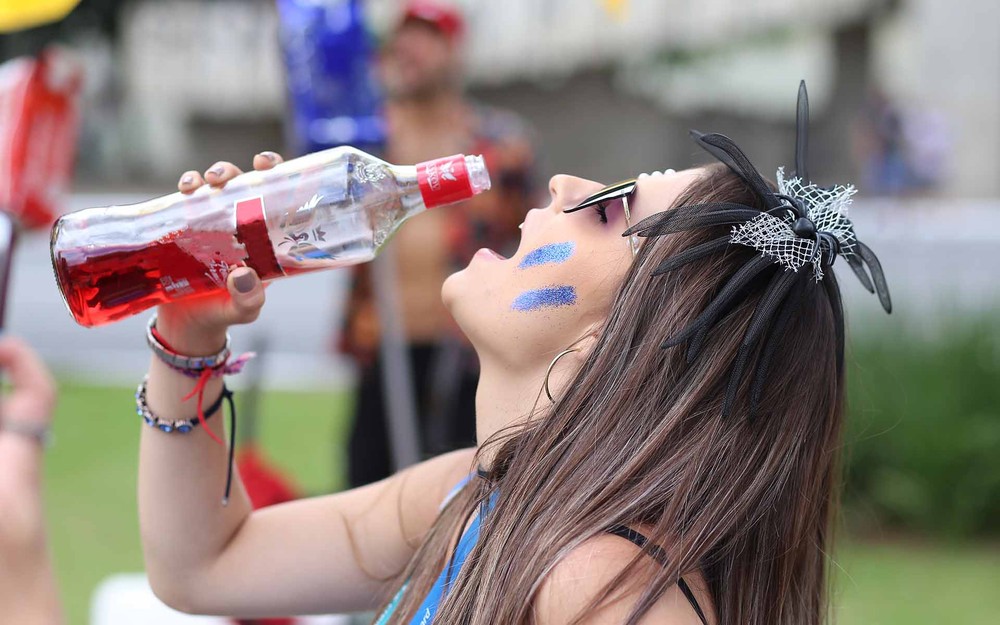 Calor piora os efeitos do álcool e a ressaca? Saiba mitos e verdades sobre o assunto