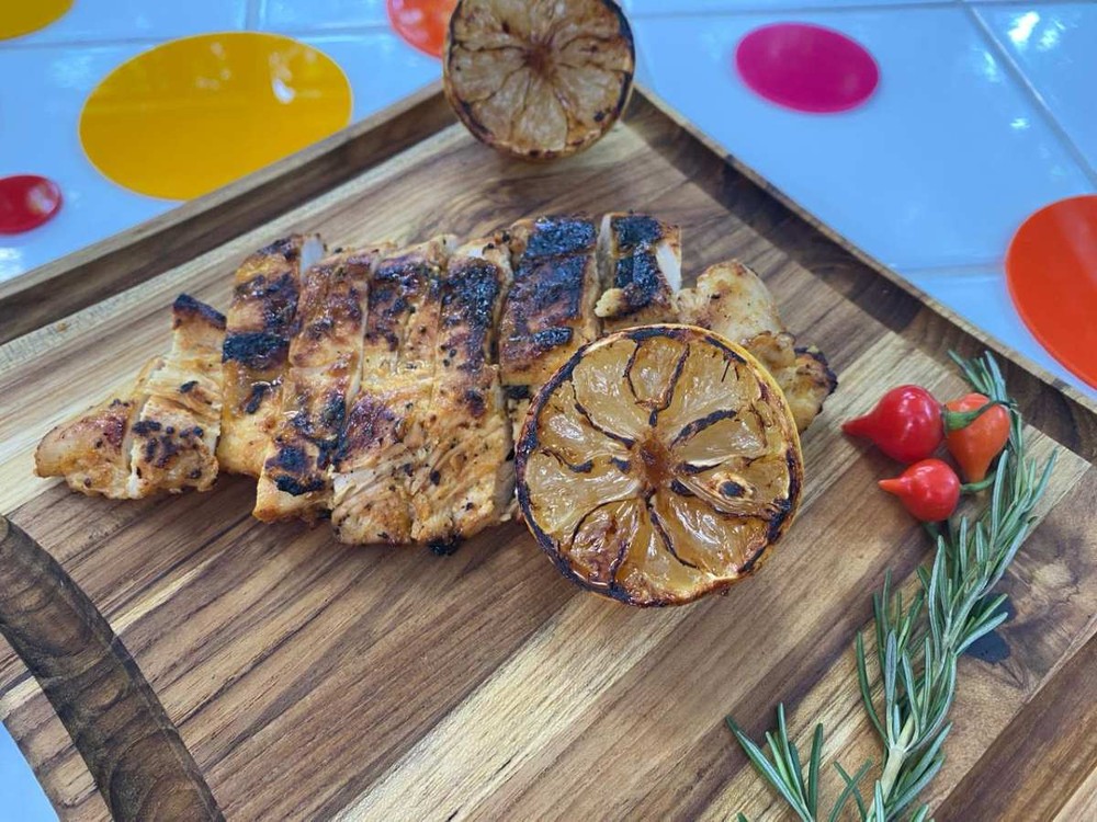Peito de frango com mostarda e mel na churrasqueira