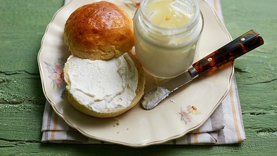 Foto de requeijão caseiro cremoso em um pote de vidro.