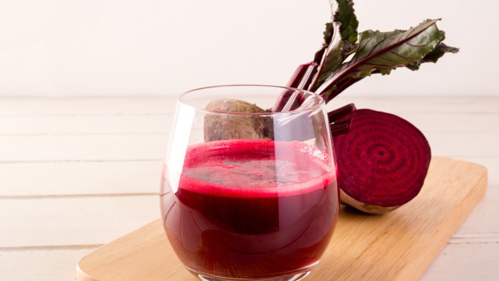 Suco detox de beterraba, couve e gengibre
