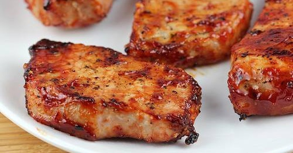 Свиная корейка с пряным картофелем. Свиные стейки в духовке. Свиной стейк. Свиные стейки рибай. Стейк на косточке из свинины.