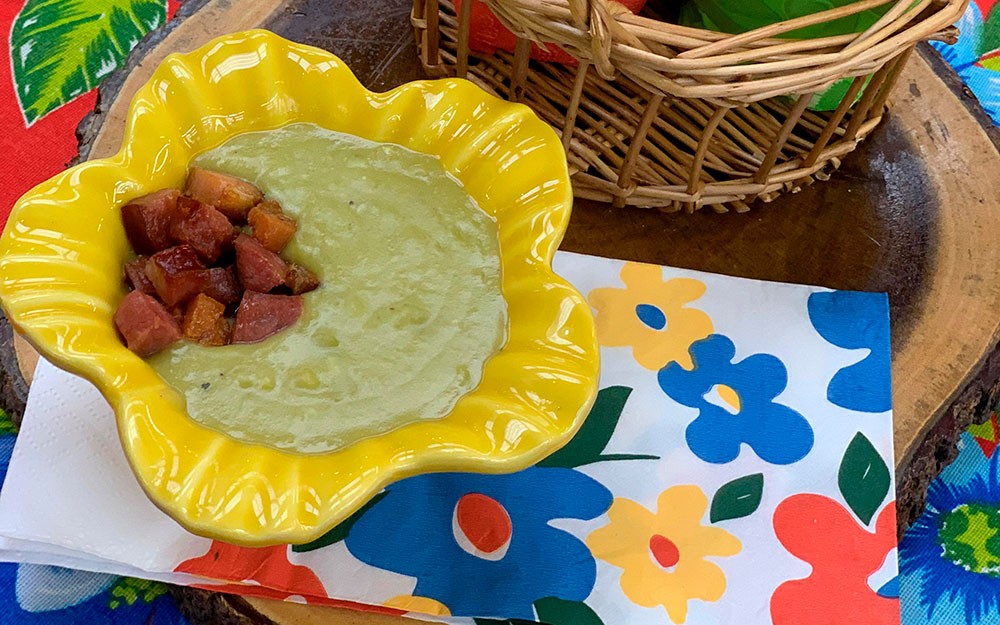 Sopa de ervilha com bacon e calabresa