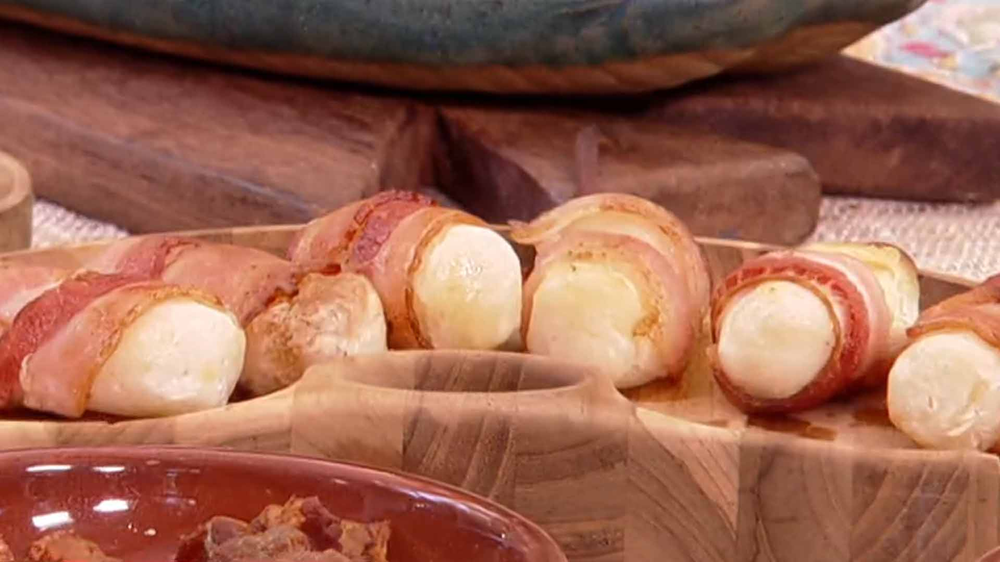 Espetinho de aipim com queijo e bacon