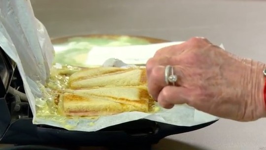 Como não sujar a sanduicheira: truque com papel-manteiga viraliza na web