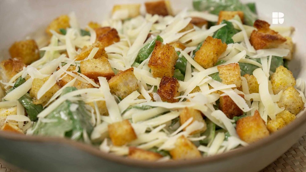 7 receitas de salada caesar para acompanhar as refeições
