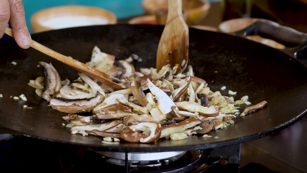 Macarrão cremoso com cogumelos e queijo parmesão em travessa