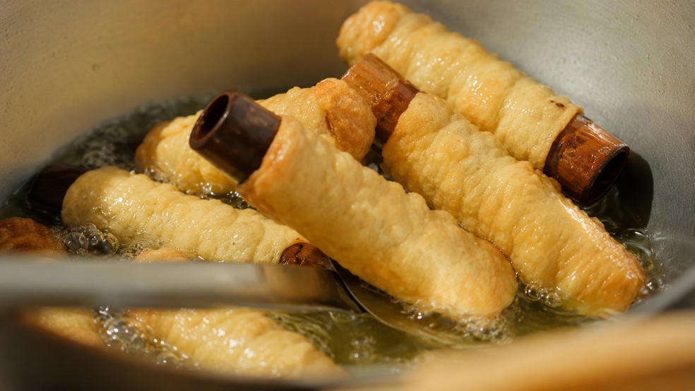 Canudo fritos enrolados no bambu — Foto: Reprodução TV Integração