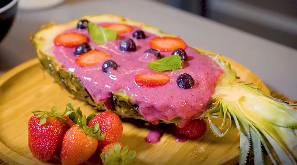 Smoothie servido no abacaxi: aprenda receita fácil para refrescar no verão