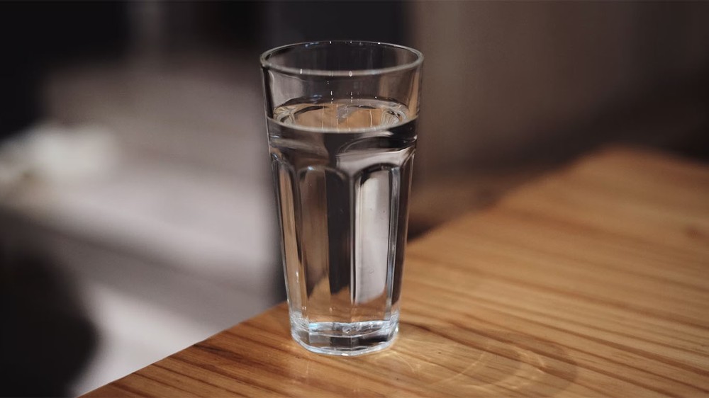Água emagrece? É normal beber menos no frio? Saiba mitos e verdades