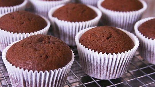 Bolo de Donuts de Limão com Cobertura de Framboesa e Granulado Colorido