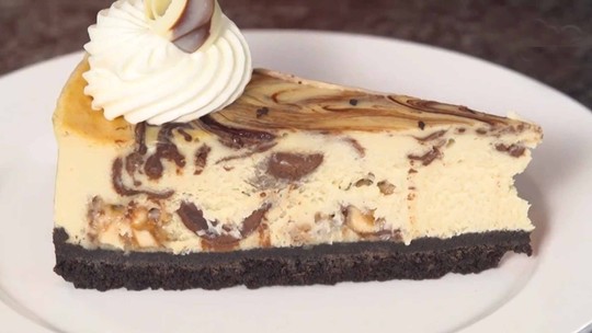 Cheesecake de cardamomo, chocolate e café pronto para servir
