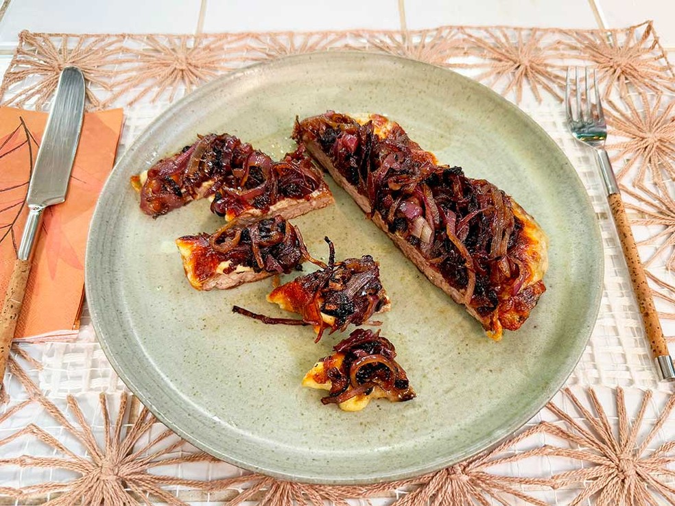 Fraldinha com queijo e cebola caramelizada é receita do apresentador Thiago Oliveira — Foto: Carol Cypriano/Globo