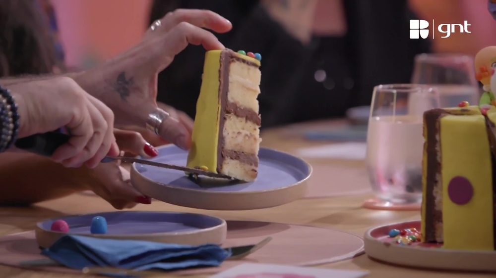 Bolo de chocolate branco com recheio de limão-siciliano, trufa e pralinê