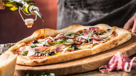 Azeite de oliva extravirgem na pizza: antes ou depois de assada? A ciência explica