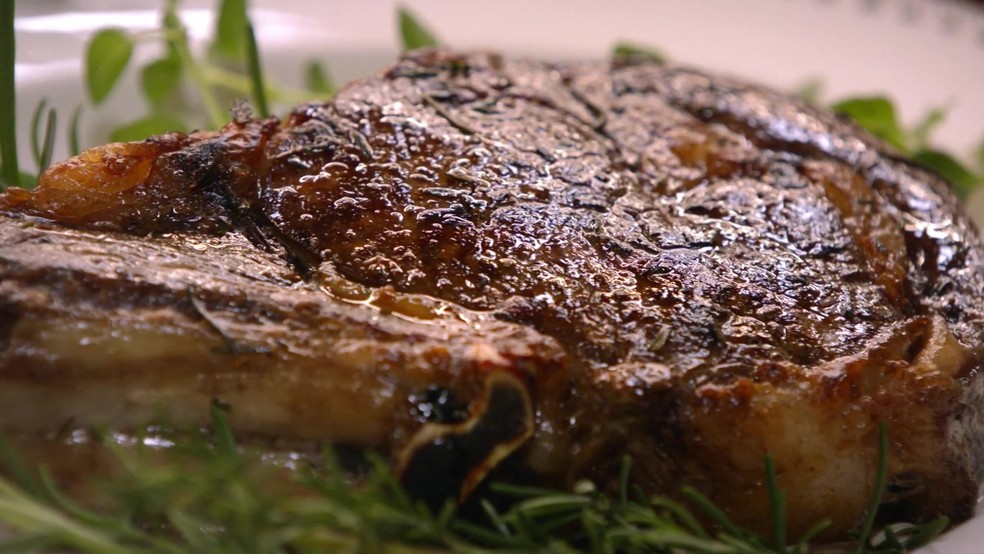 Bife ancho temperado com cebola tostada - Técnica de Paola Carosella