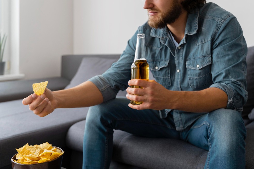 Combinar cerveja com alimentos pesados ou ricos em sal pode intensificar o estufamento — Foto: Reprodução/Freepik