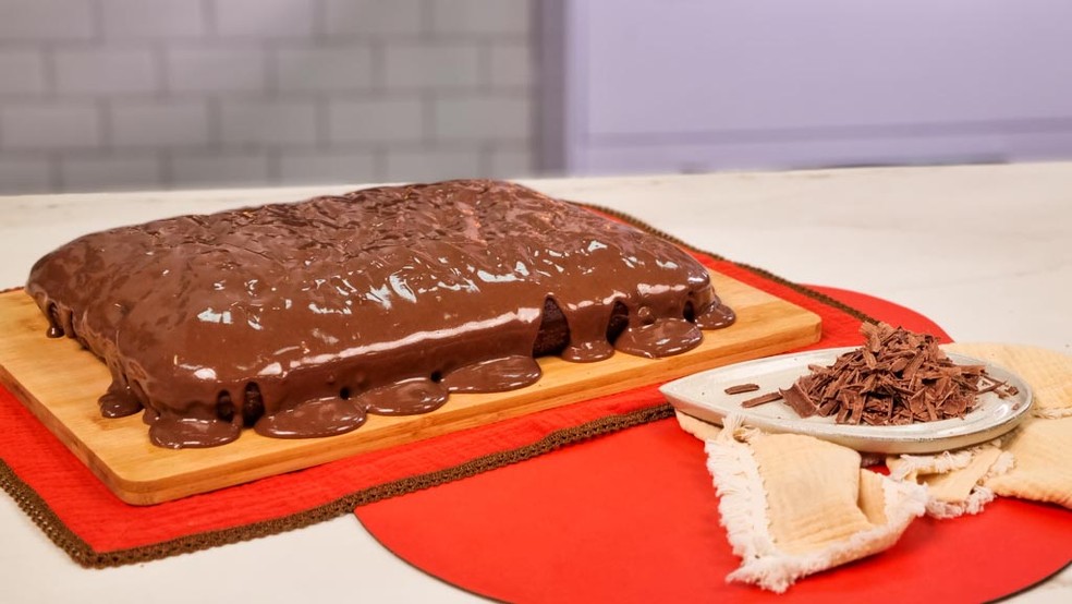 Bolo de Chocolate Fofinho na Batedeira é simples de fazer e irresistível;  veja a receita!