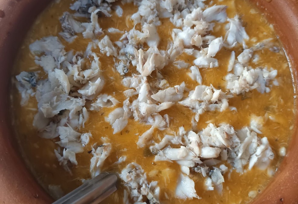 Pirão de carapeba finalizado com pedaços de peixe