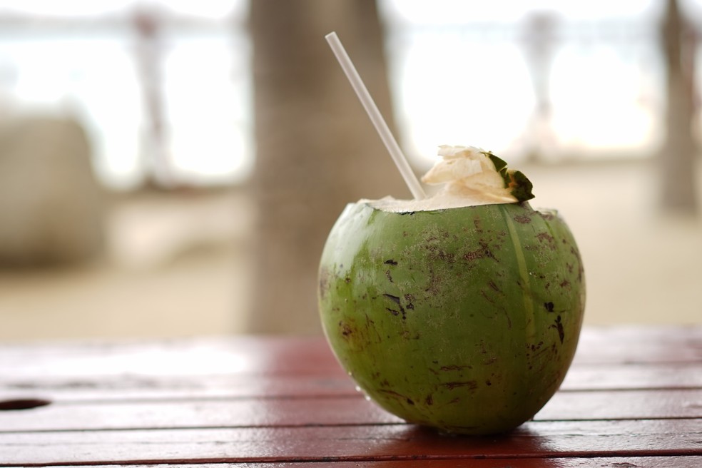 Água de coco é recomendável no pós praia para repor as energias  — Foto: Reprodução internet 