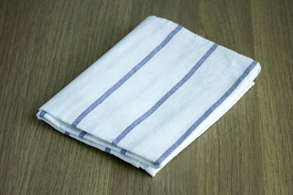 Panos de prato limpos e brancos como novos, com a mistura simples de vinagre e água.