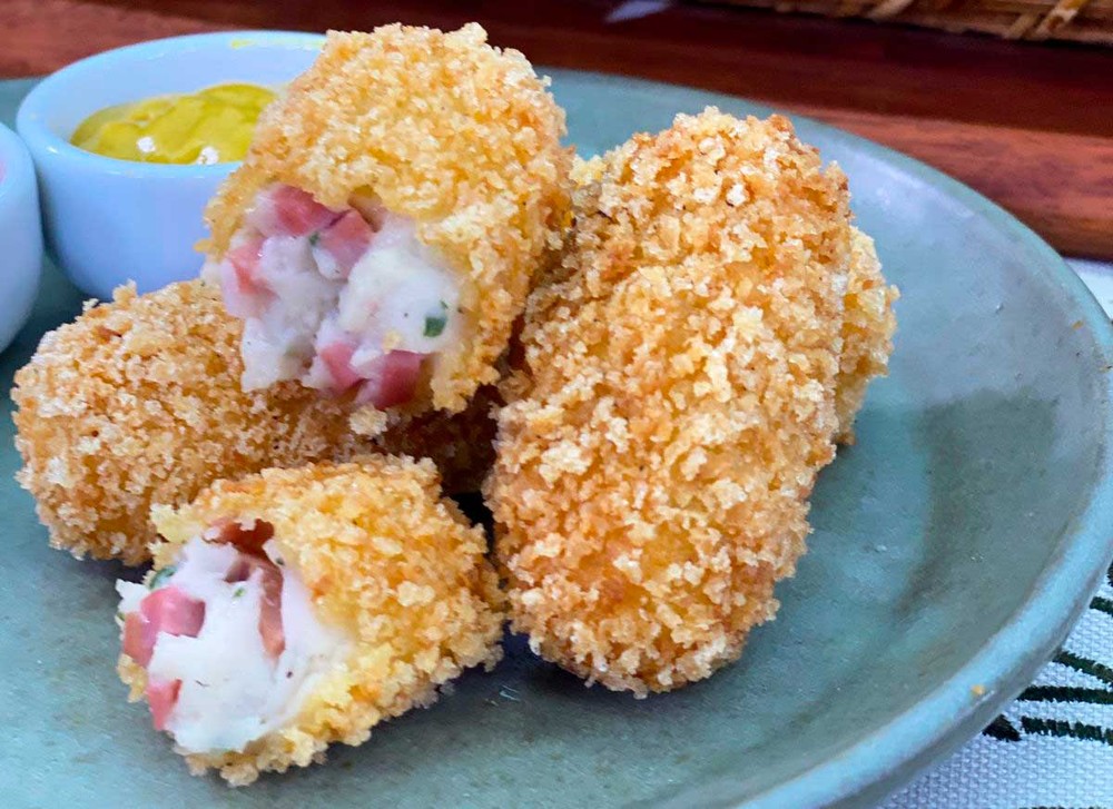 Croquete cremoso de mortadela