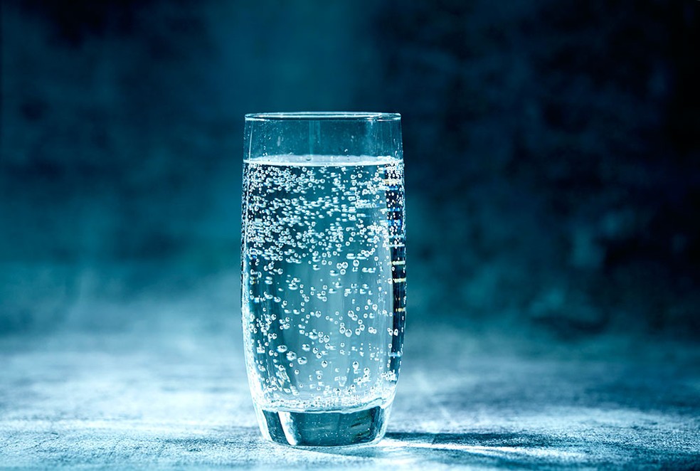 Água com gás hidrata? Faz mal? Nutricionista tira dúvidas — Foto: Shutterstock