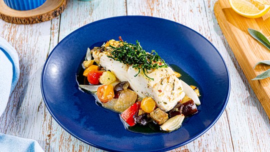 Veja como preparar delicioso lombo de bacalhau à provençal com ratatouille