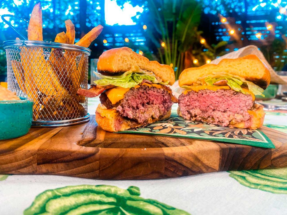 Hambúrguer com batata frita temperada