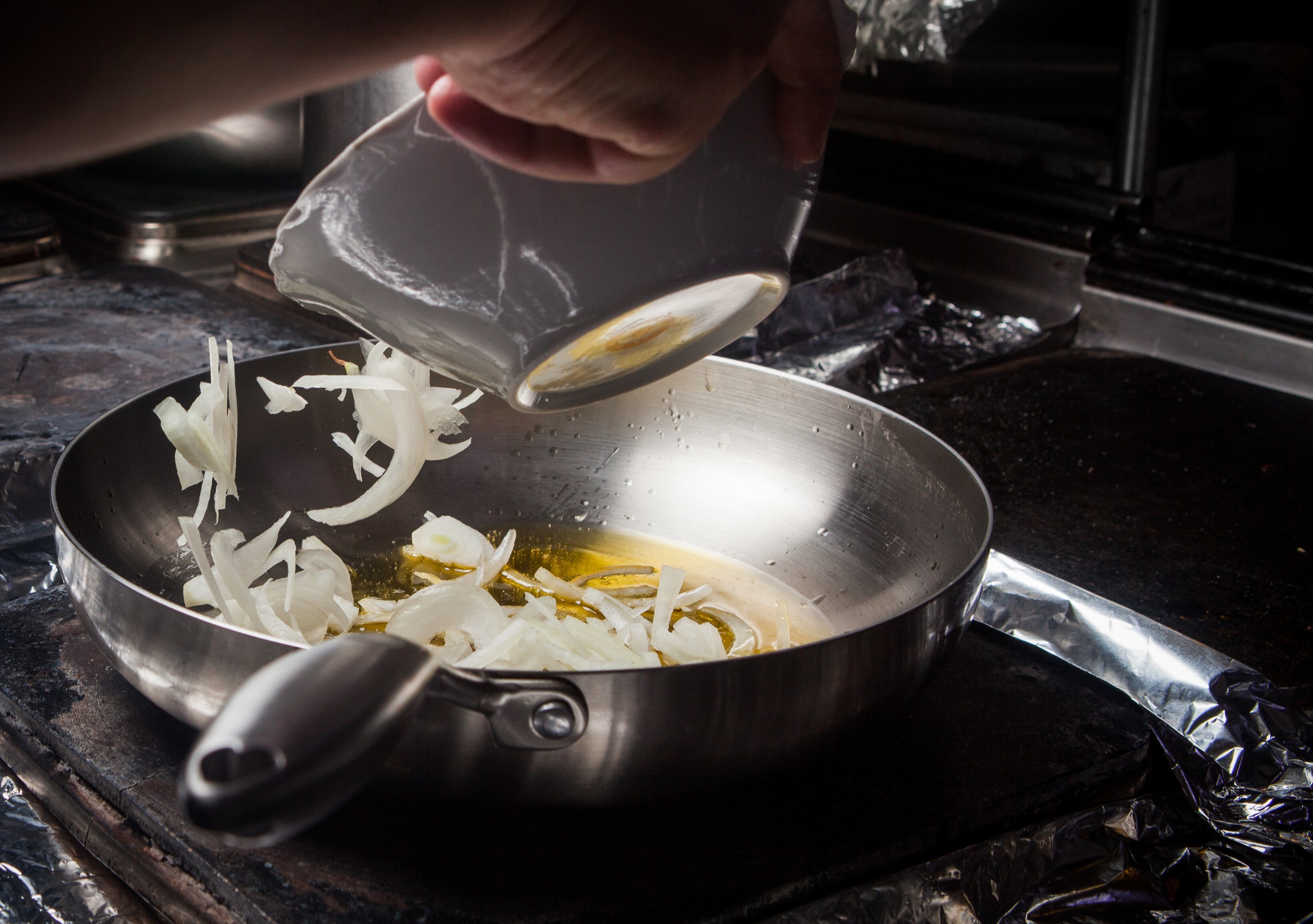 Nunca mais fiz errado: refogar o alho ou a cebola primeiro? | Receitas