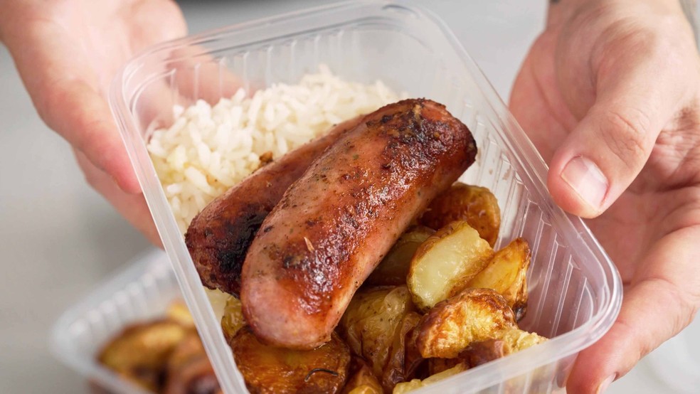 Linguiça tostadas com batatas rústicas — Foto: Receitas