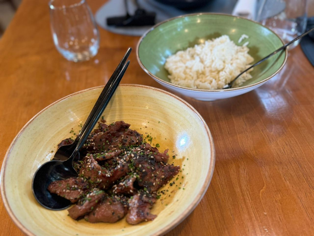 Carne com toque asiático e arroz jasmin