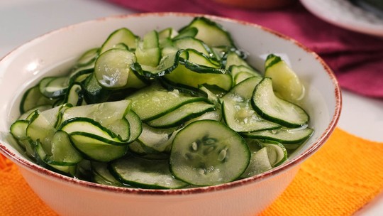 Picles caseiro de pepino pronto, em um pote de vidro