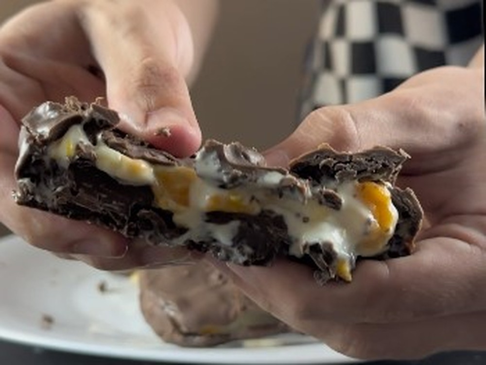 Chocolate gelado recheado do cozinheiro Tommy
