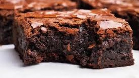 Imagem de um delicioso brownie de chocolate com pedaços
