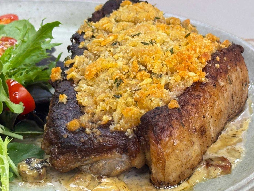 Bife de chorizo com crosta de ervas — Foto: Luiz Chaves/Globo