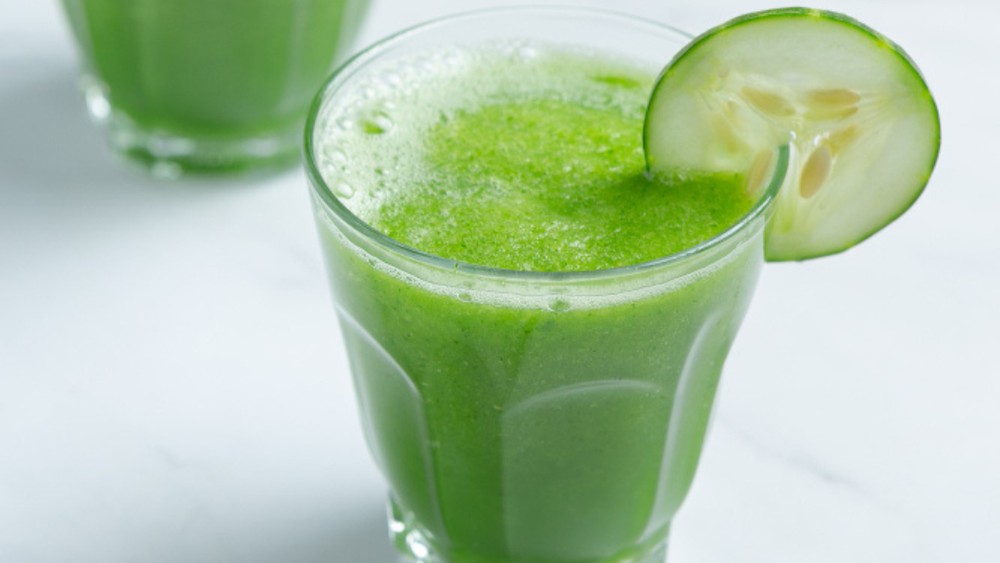 Suco detox de couve, pepino e maçã