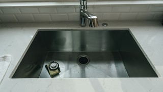 Como eliminar o mau cheiro da pia da cozinha de forma simples e rpida