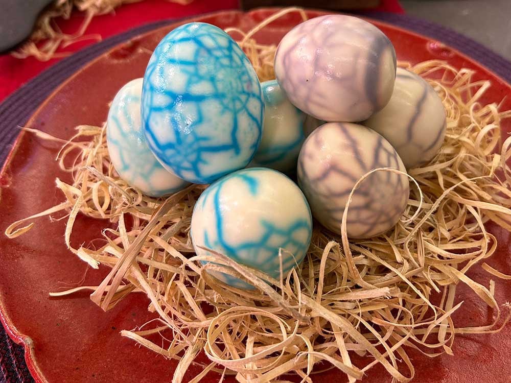 Teia no ovo para o Halloween - Ovos recheados e decorados