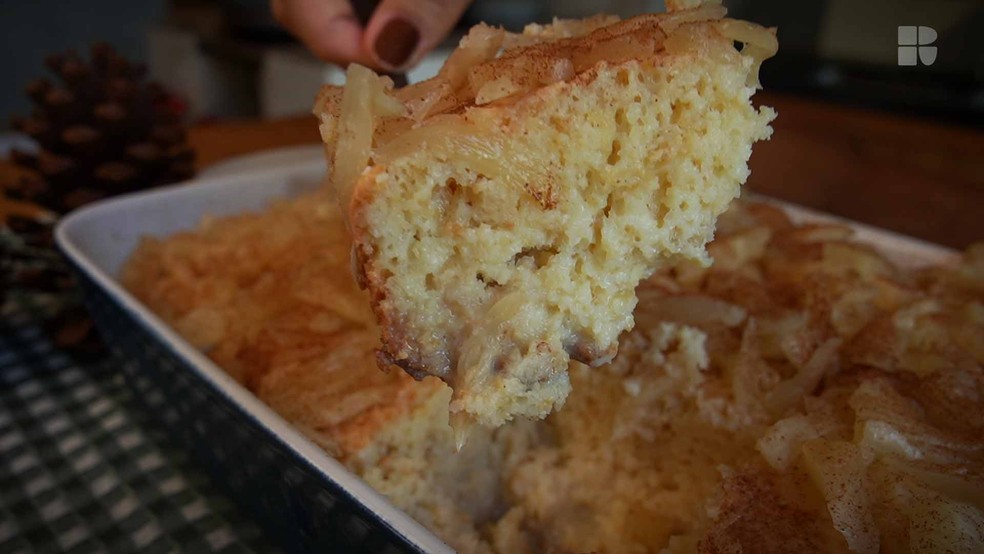 Bolo gelado de abacaxi na travessa — Foto: Receitas