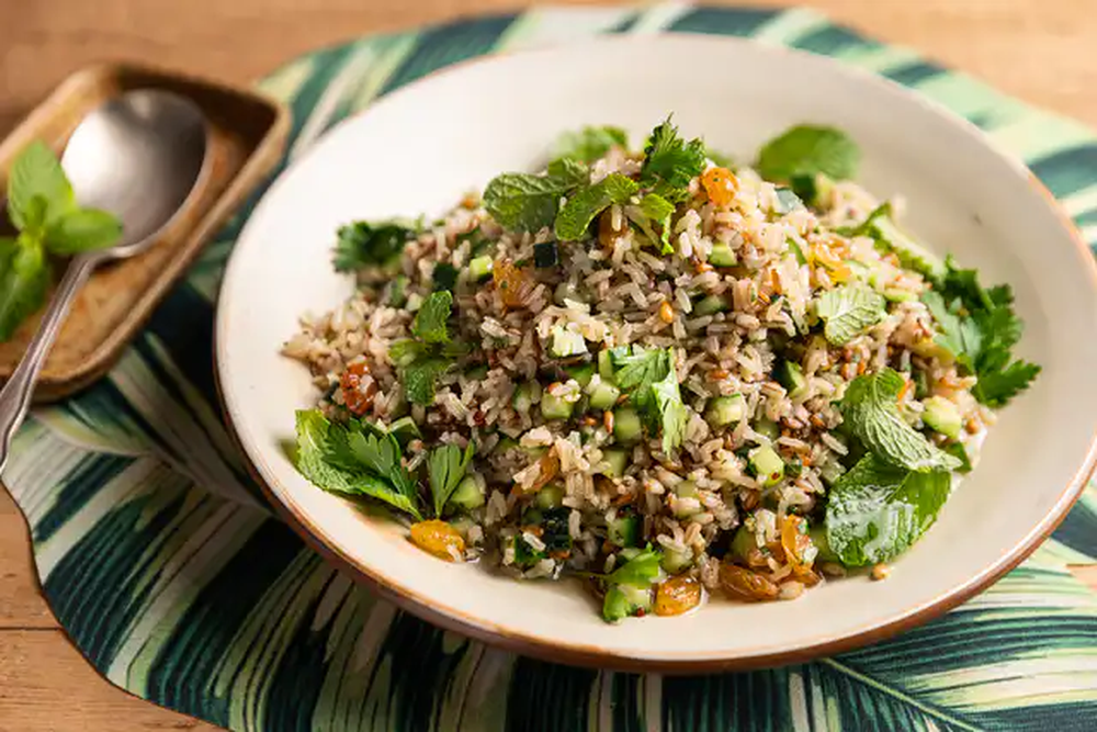 Salada de arroz, pepino e uva-passa