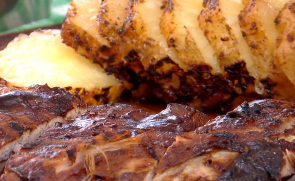 Costelinha de porco com abacaxi na churrasqueira