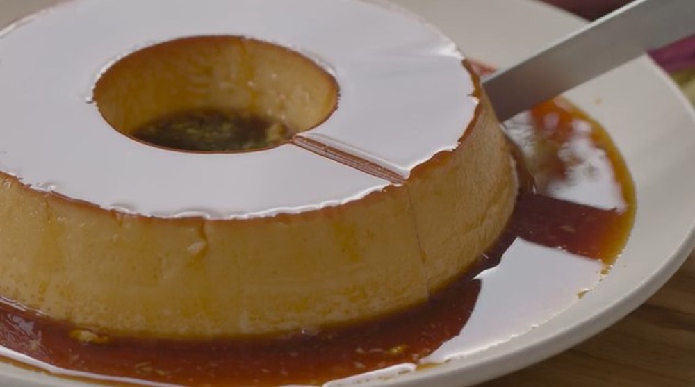 Pudim perfeito: veja como fazer a calda, como fazer o doce com e sem furinhos e mais dicas