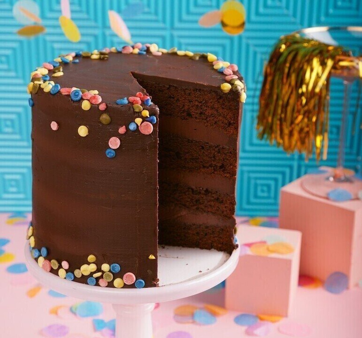 Bolo de chocolate recheadão com granulado caseiro-image