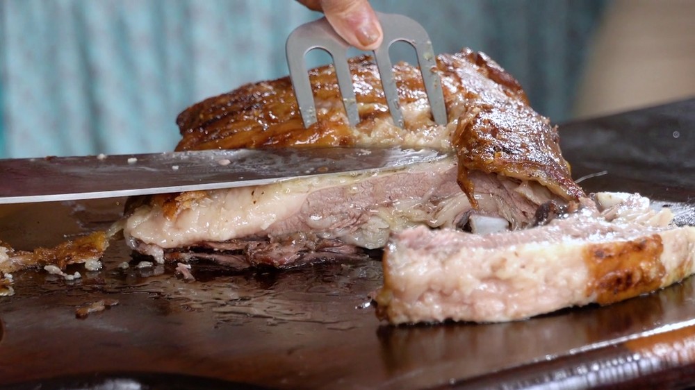 Costela com mandioca na brasa