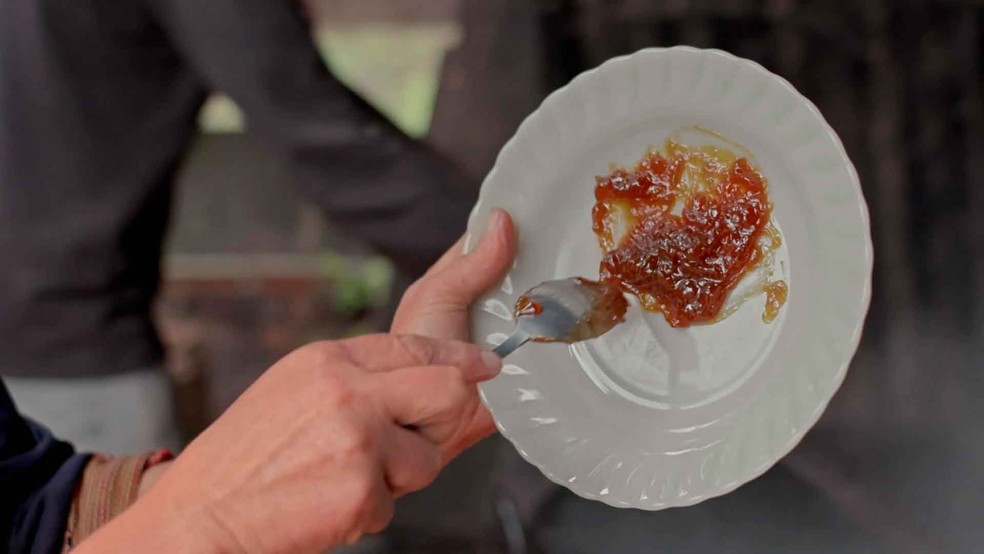 Preparação de Chimia em um grande tacho, com vegetais e frutas picados