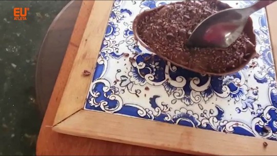 Ovo de Páscoa de colher recheado fit e caseiro