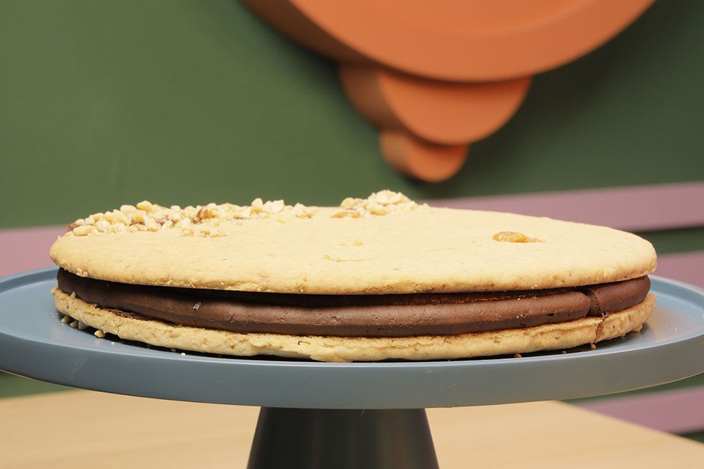 Biscoito gigante de castanha com ganache e caramelo